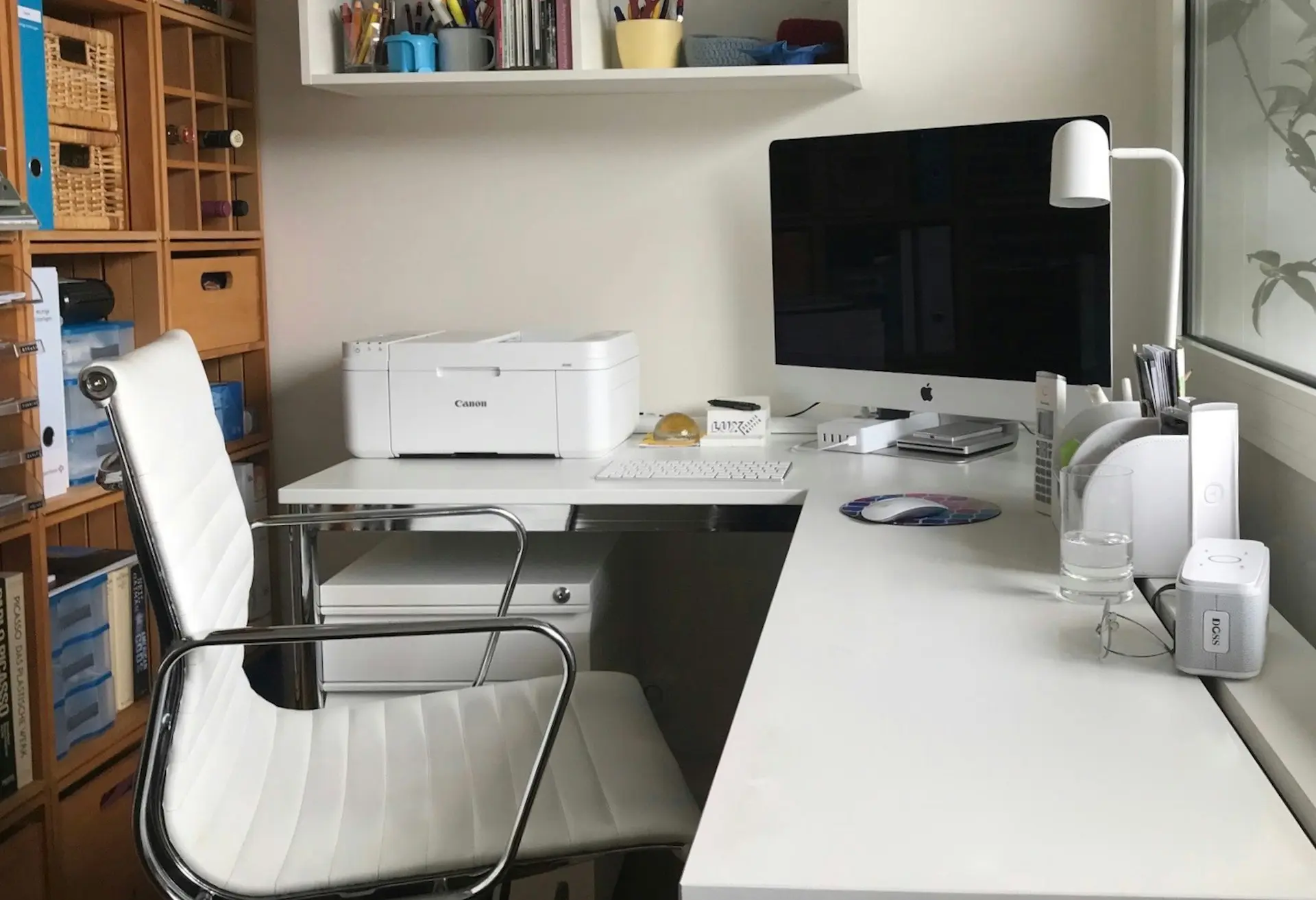 ordinateur et imprimante de couleur blanc posés sur unbureau d'angle