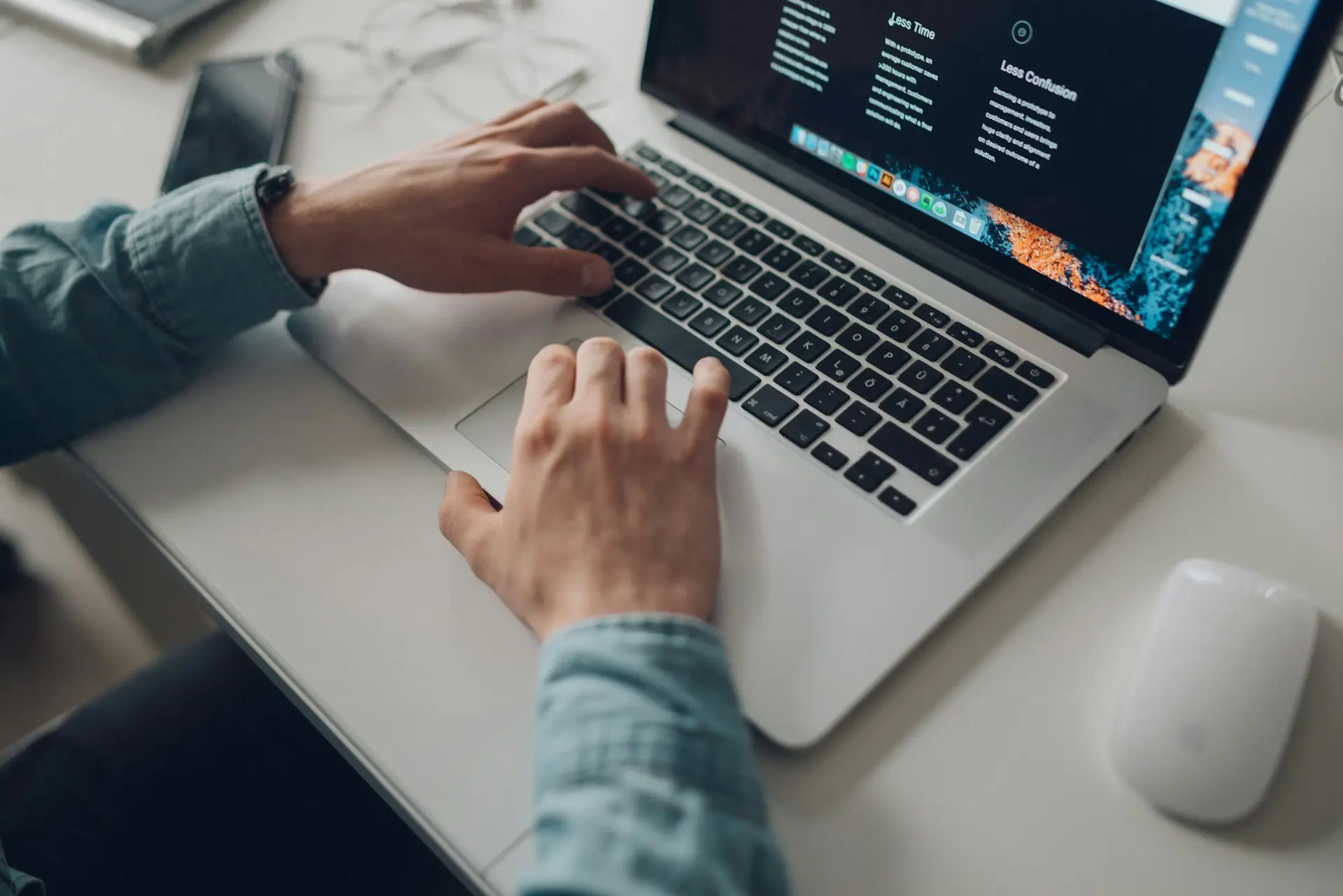 deux mains tant sur le clavier d'un ordinateur portable